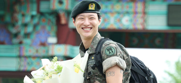 250721 Sergeant Cho Seungyoun officially discharged from the military